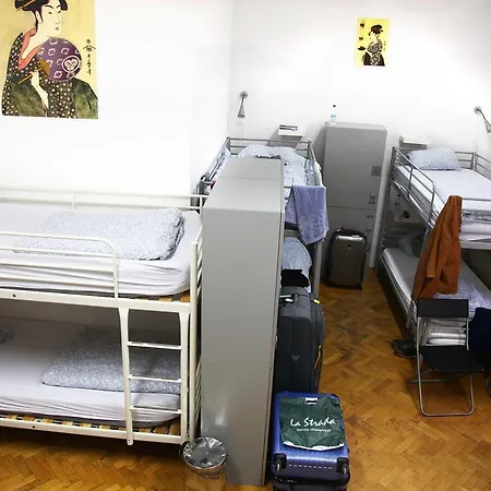 Zeppelin Hostel *