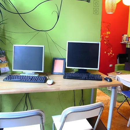 Zeppelin Hostel *